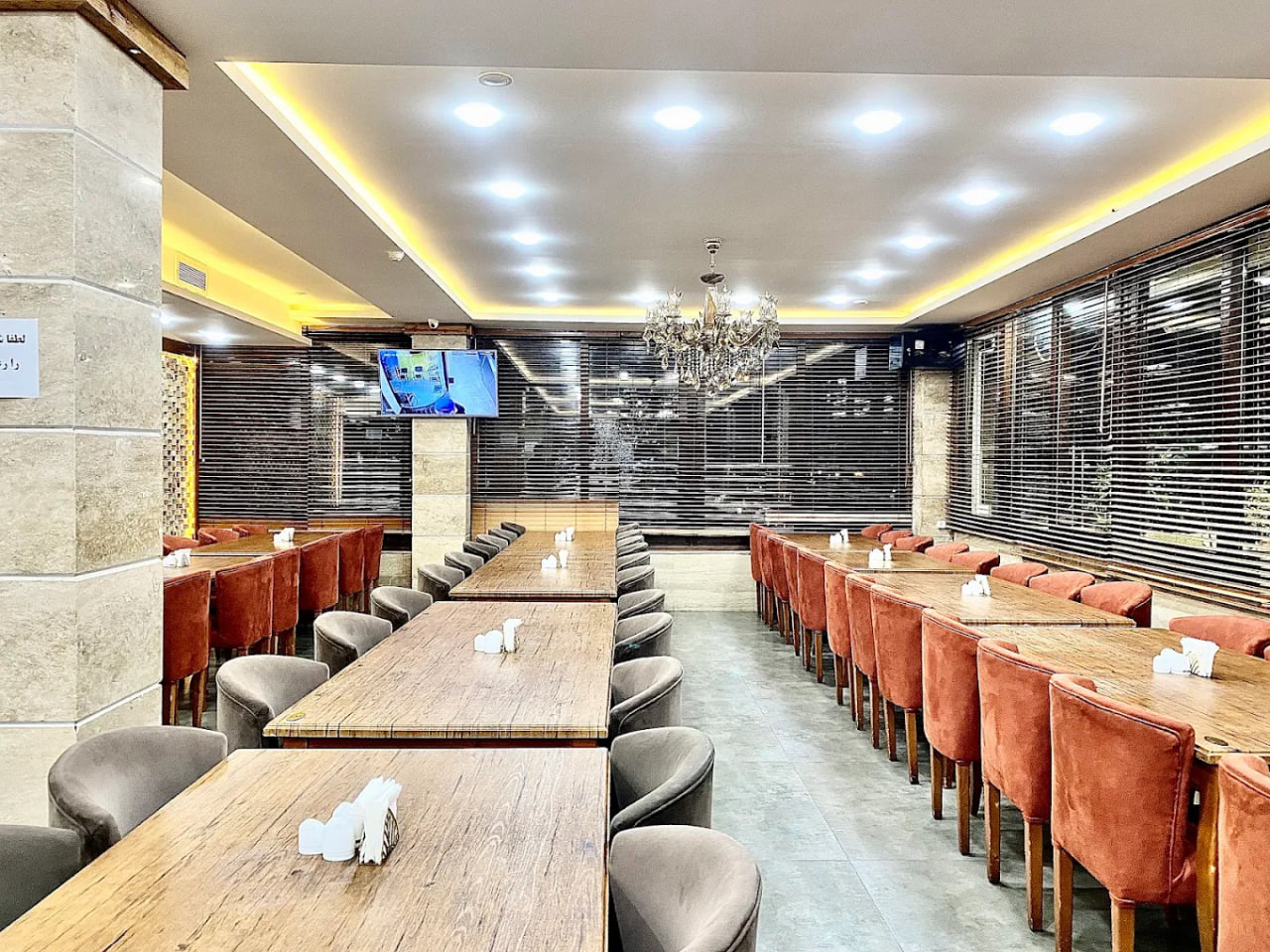 محیط رستوران وحید