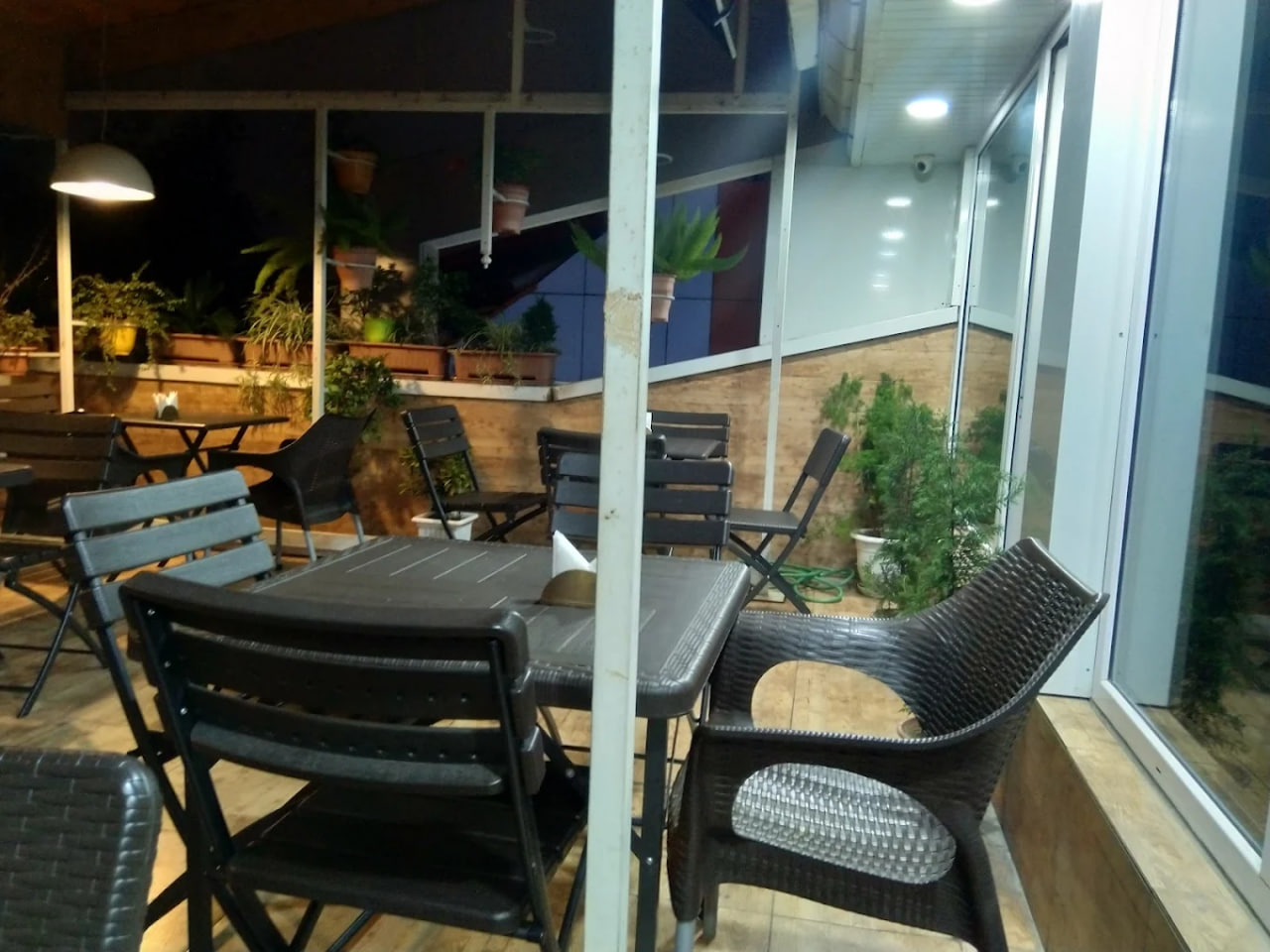 محیط کافه تراس راوی 3