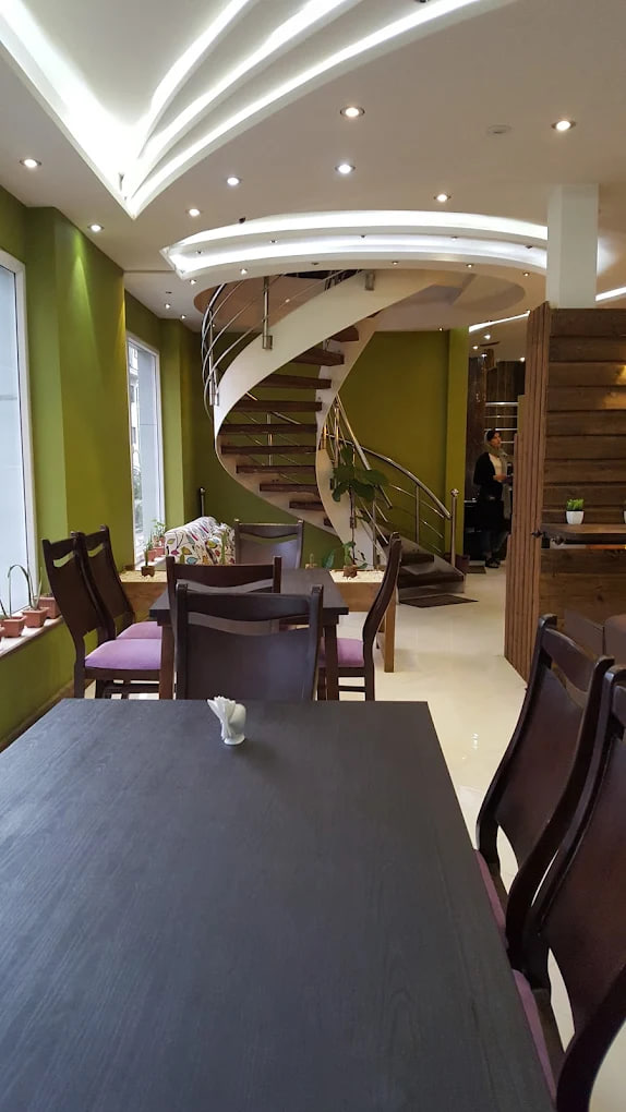 محیط کافه تراس راوی 2