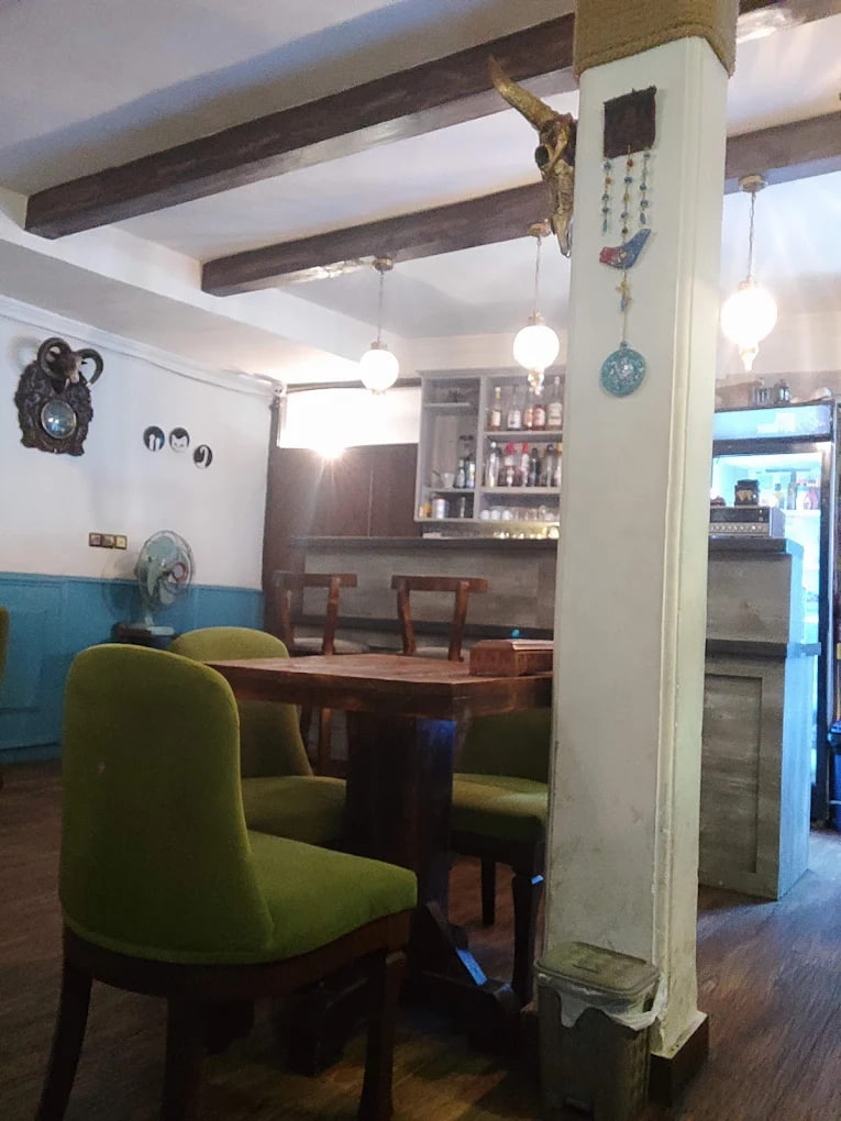 محیط کافه بوتیمار 2