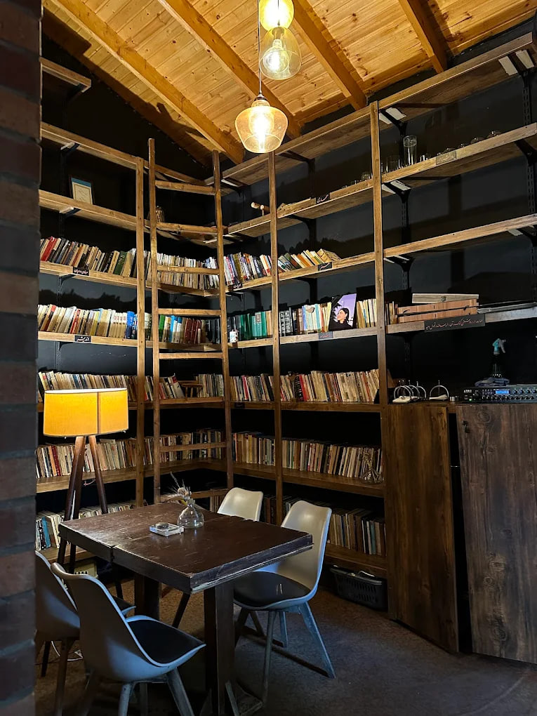 محیط کافه کتاب سایه