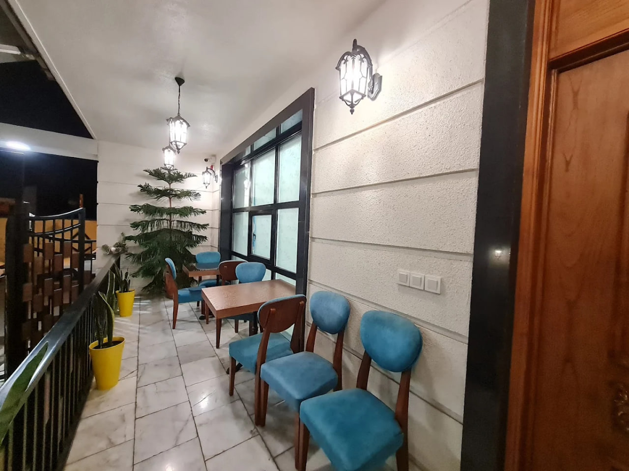 محیط رستوران جان جهان