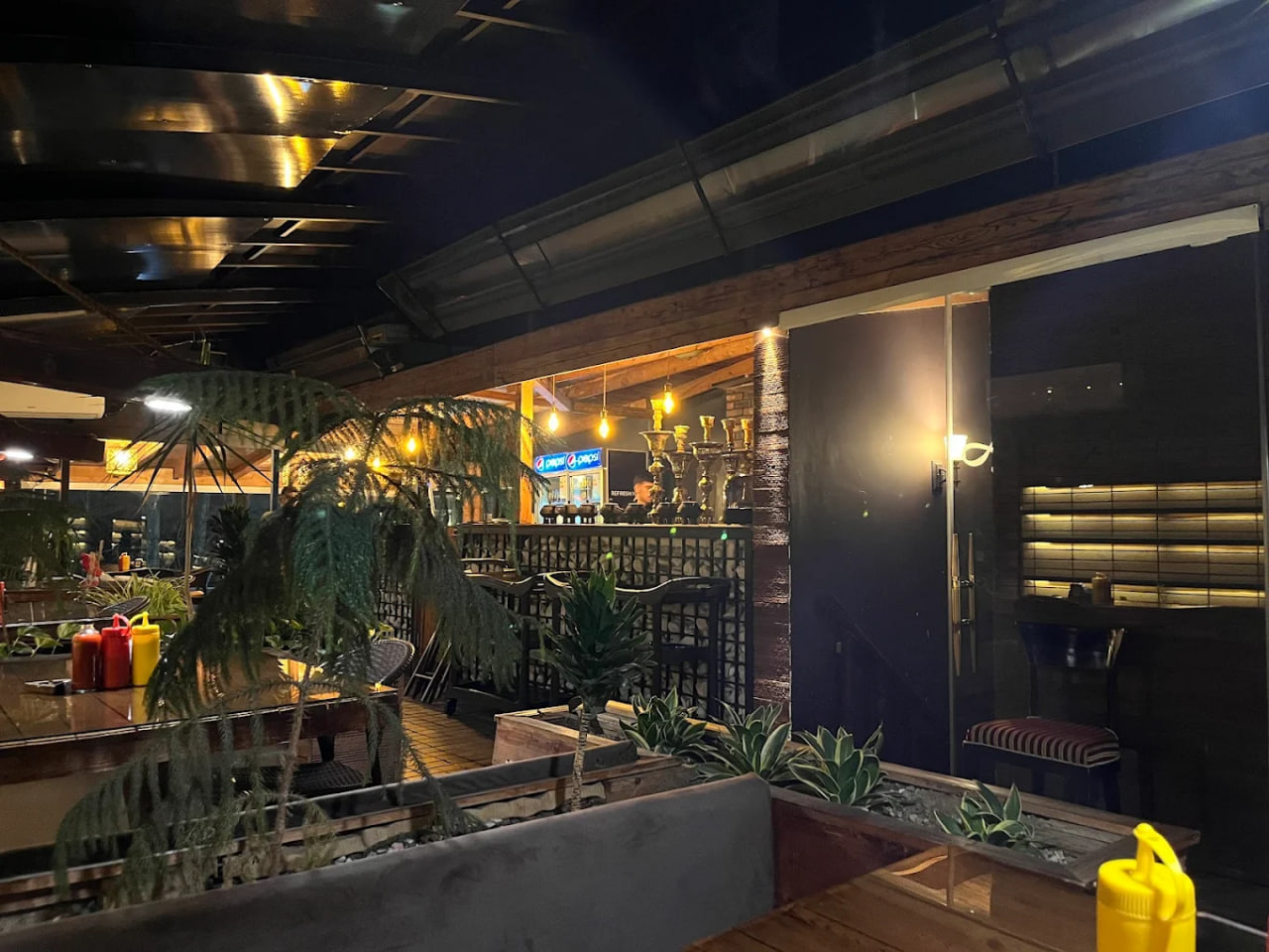 محیط کافه رستوران شایان 1