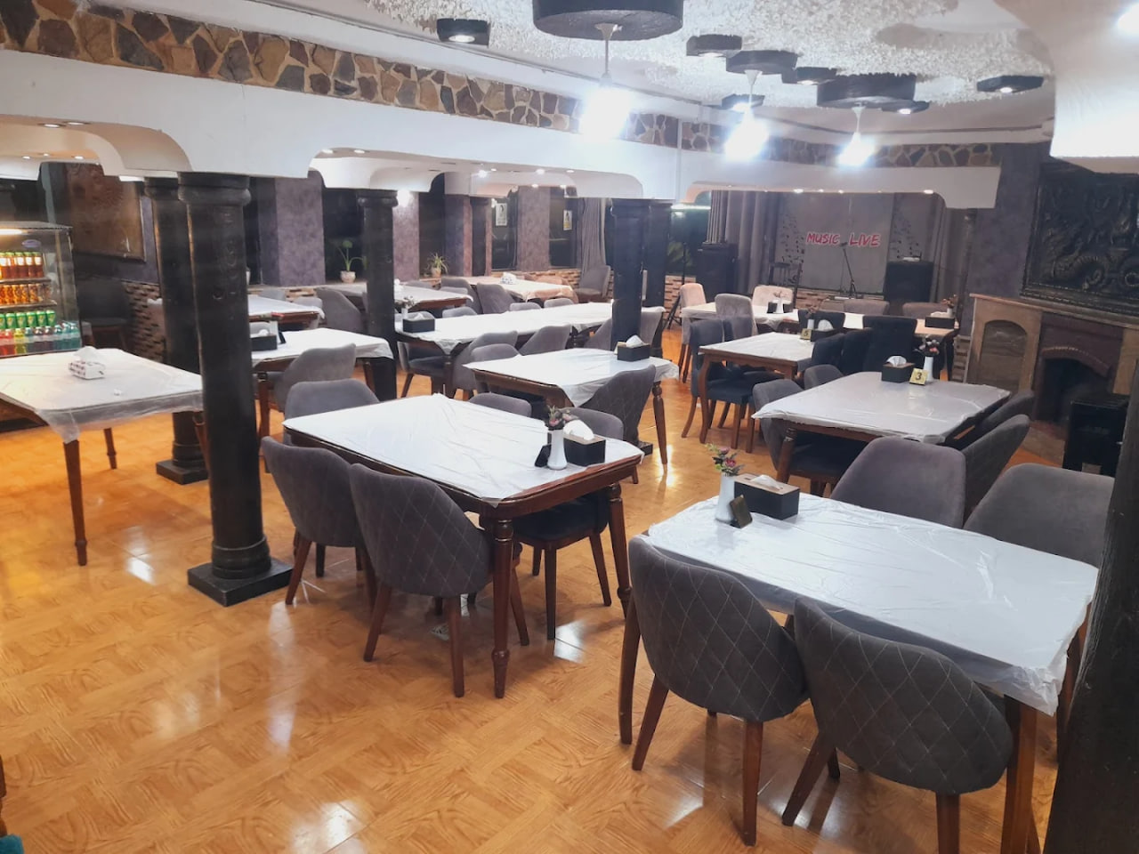 محیط رستوران رشت بهشت