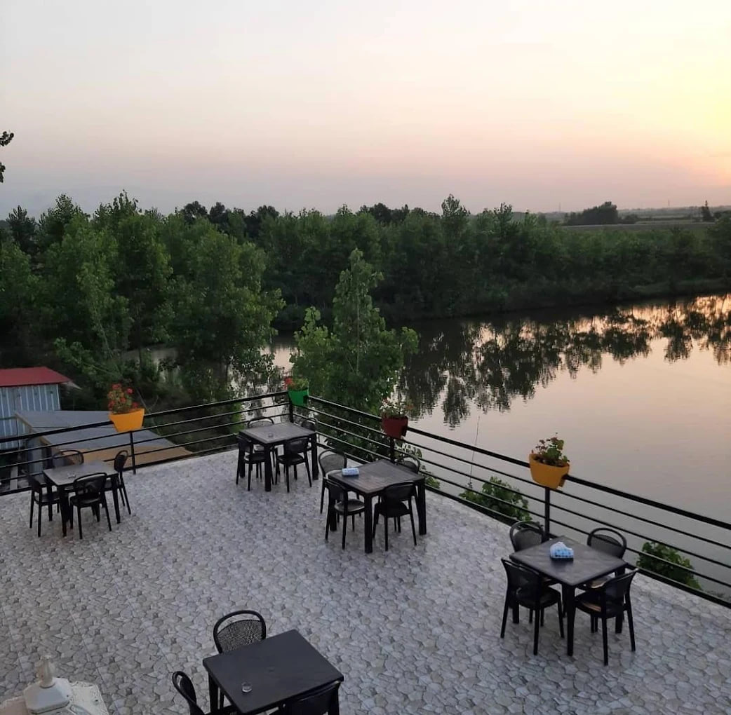 محیط رستوران سنتی سیمرغ