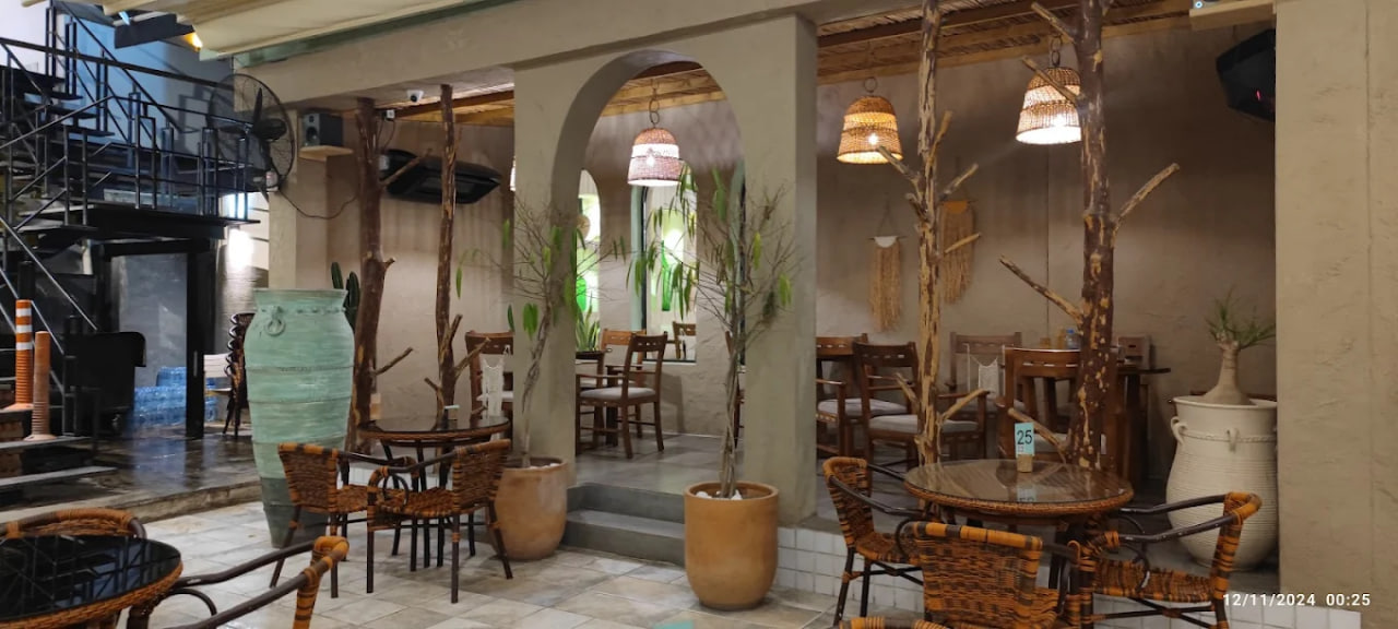 محیط کافه آولوس 1