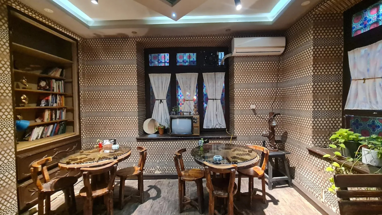 محیط کافه نگارخانه شمس رشت