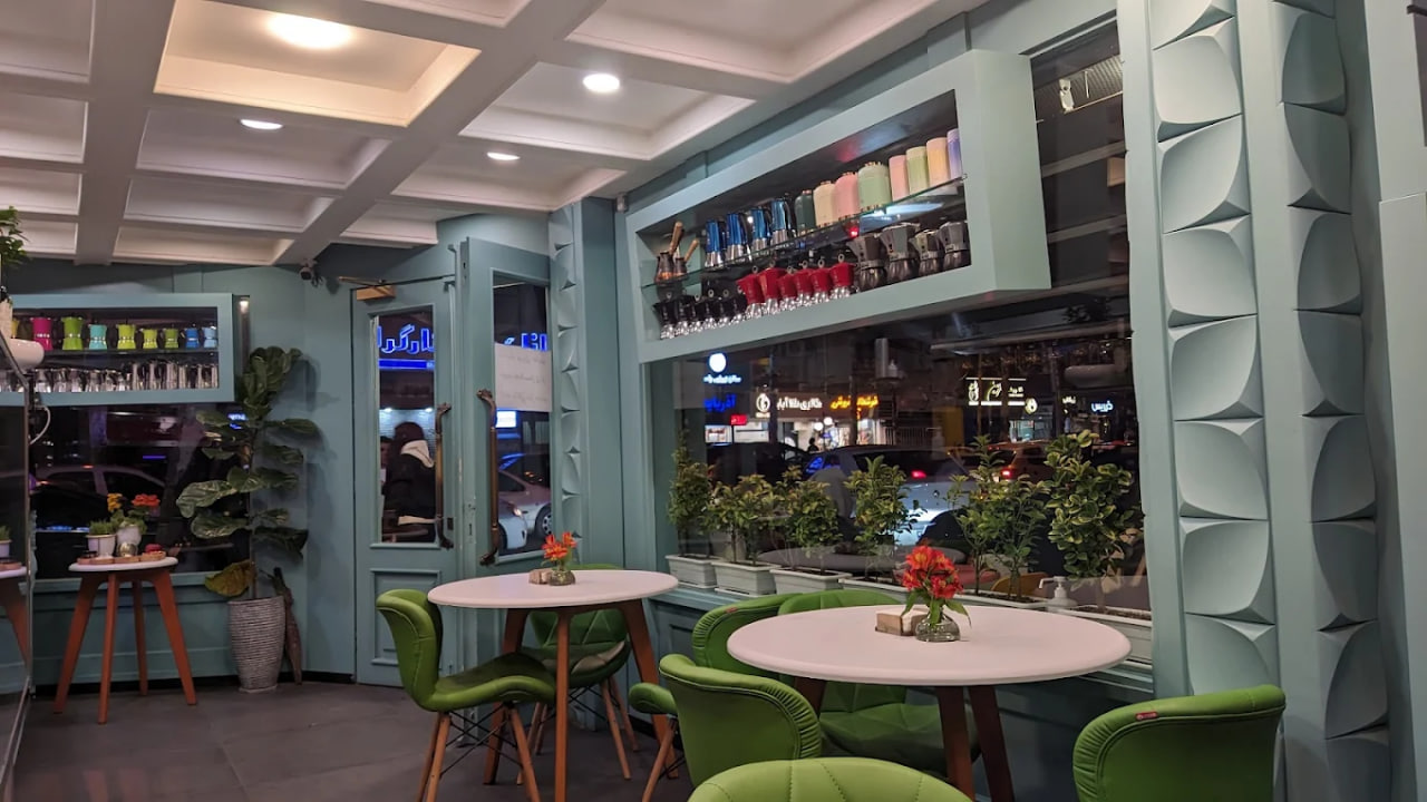 محیط کافه ماکان