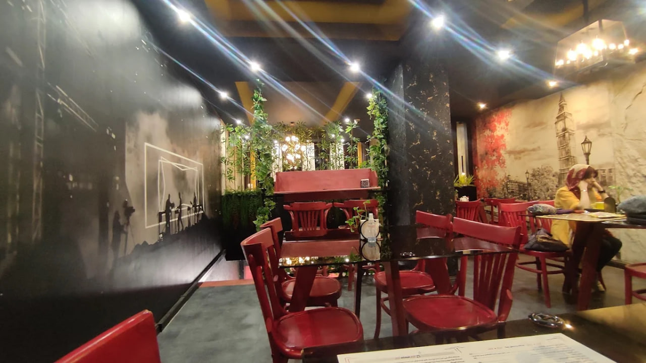 محیط کافه رستوران خواننده