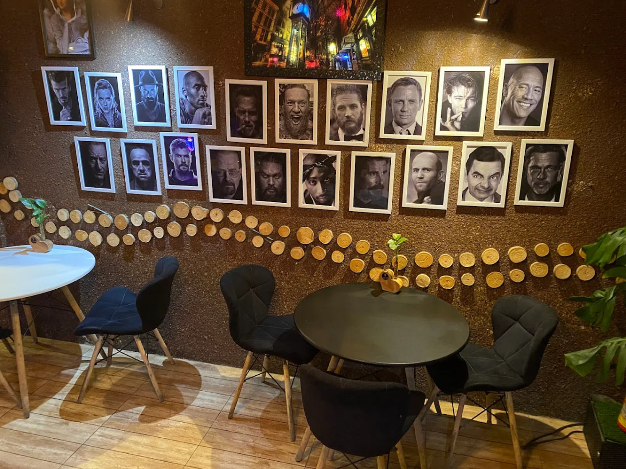 محیط کافه إیت 2