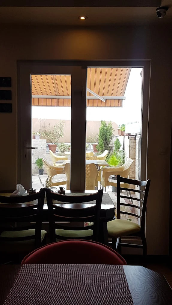 محیط کافه بام هرمس