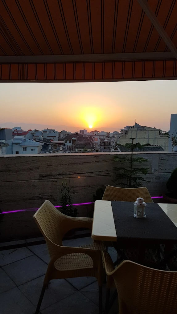 محیط کافه بام هرمس 1