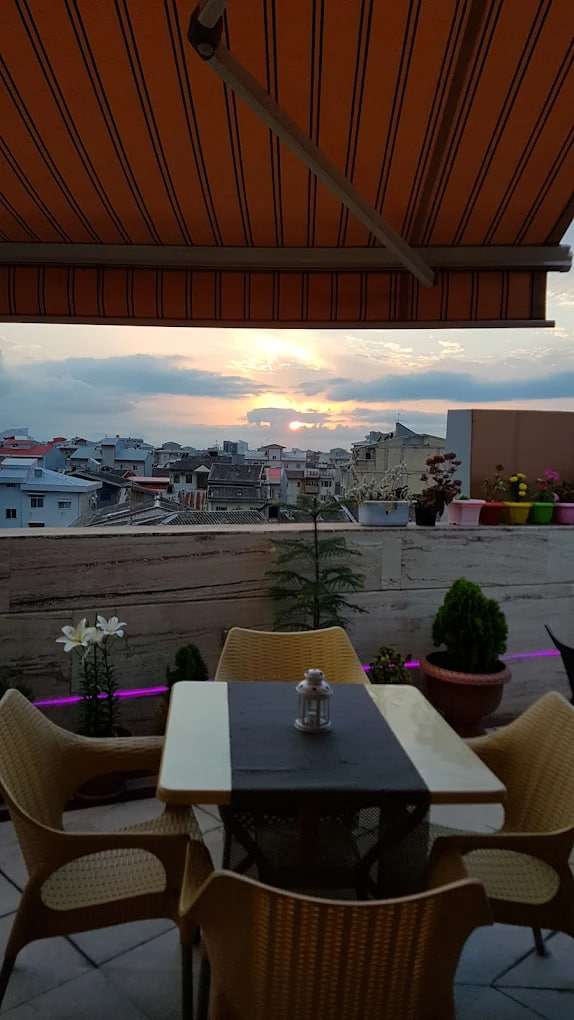 کافه بام هرمس رشت