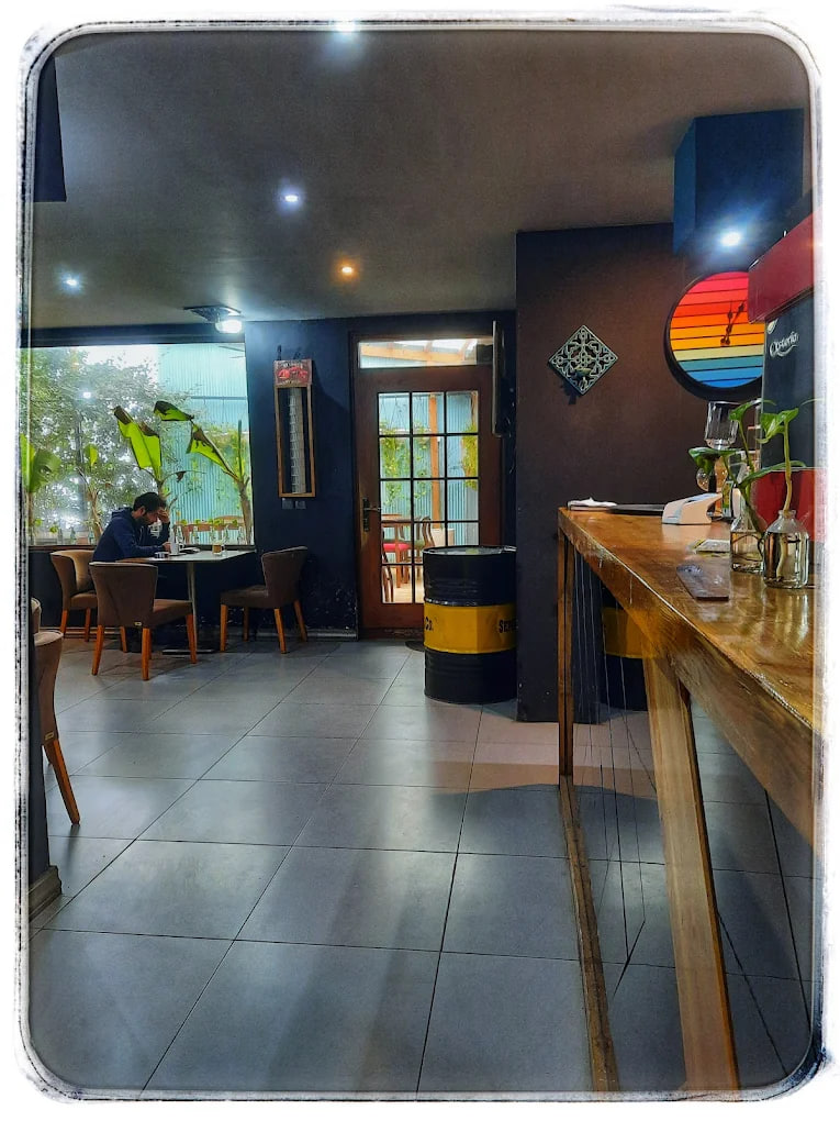 محیط کافه باریش