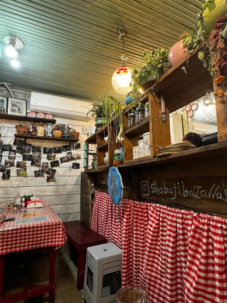 محیط کافه شاباجی