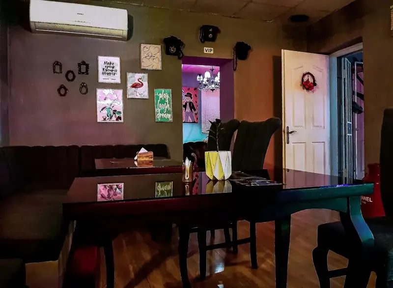 محیط کافه طهرون