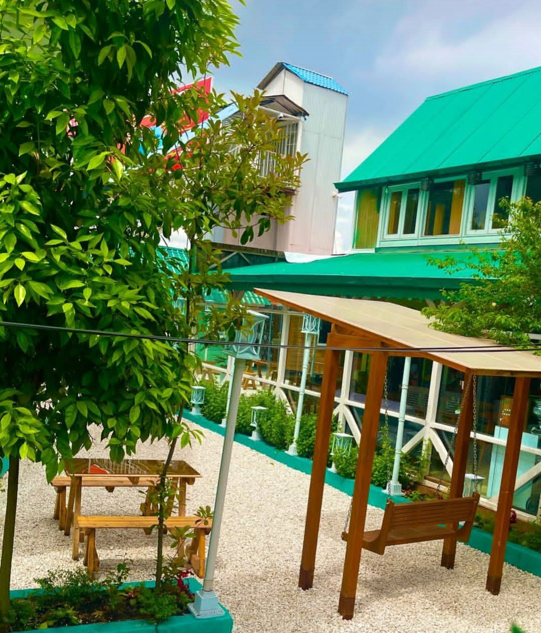 حیاط کافه و رستوران کنار