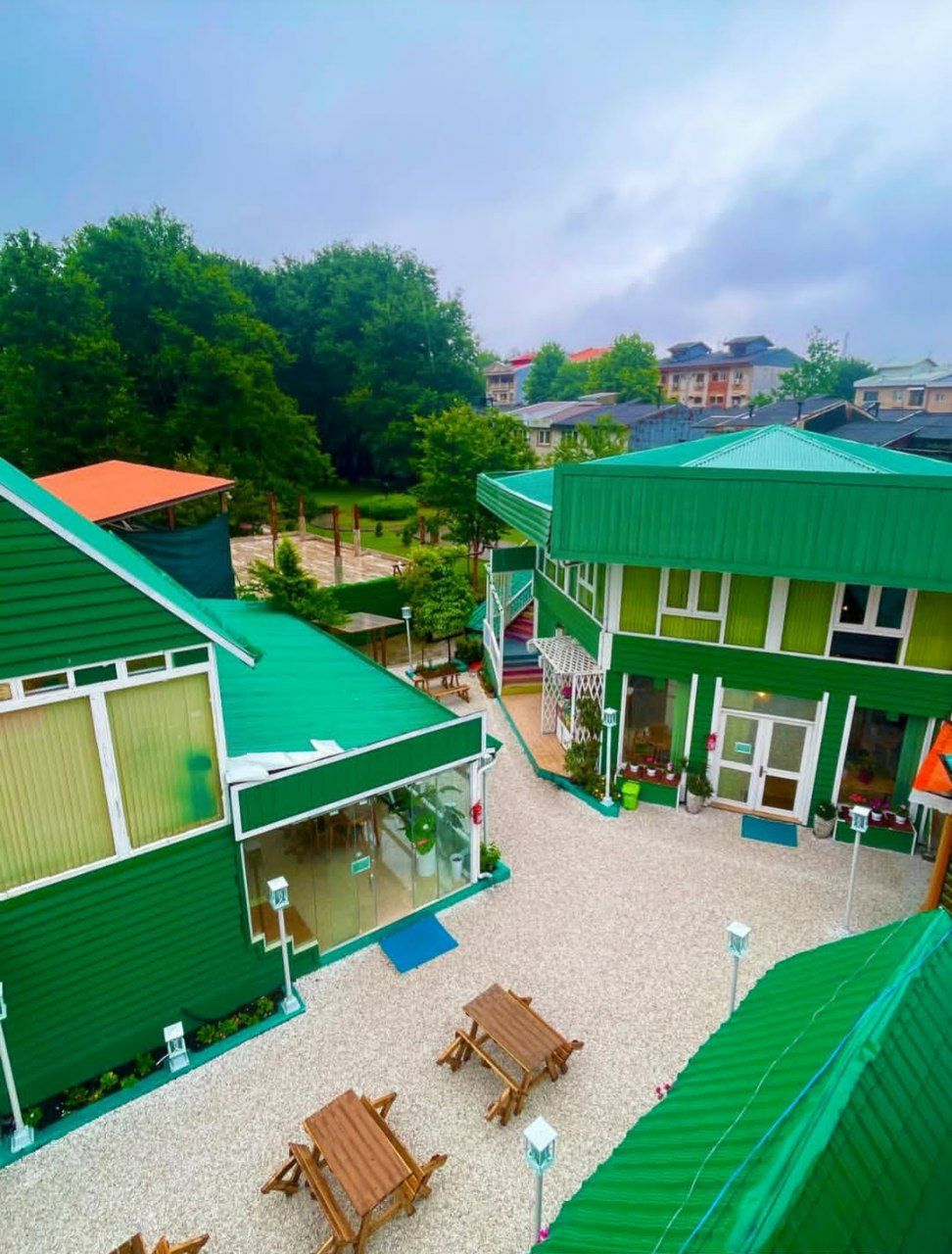 حیاط کافه و رستوران کنار 1