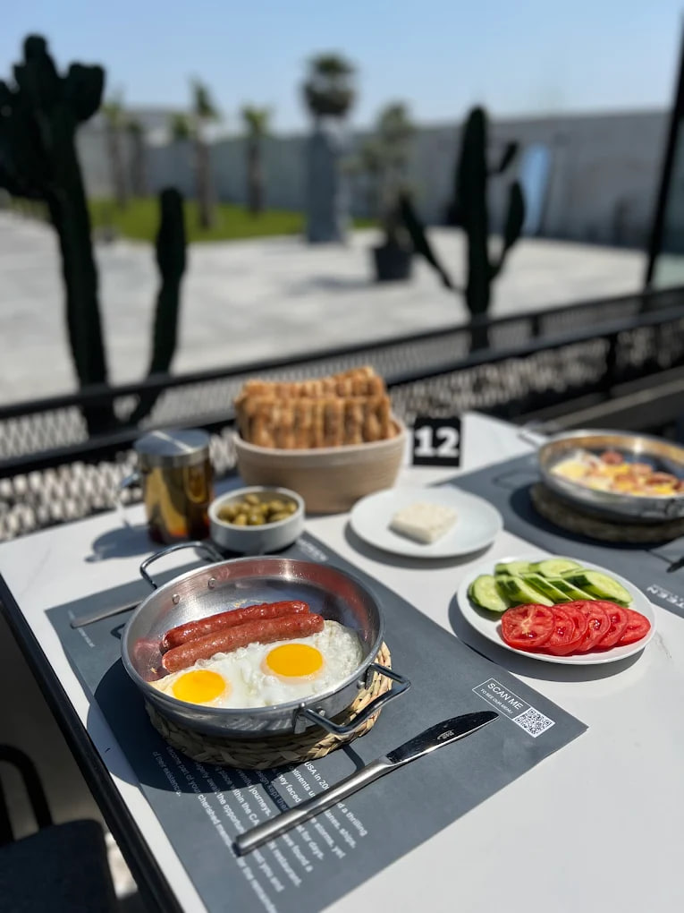 صبحانه رستوران کانتین