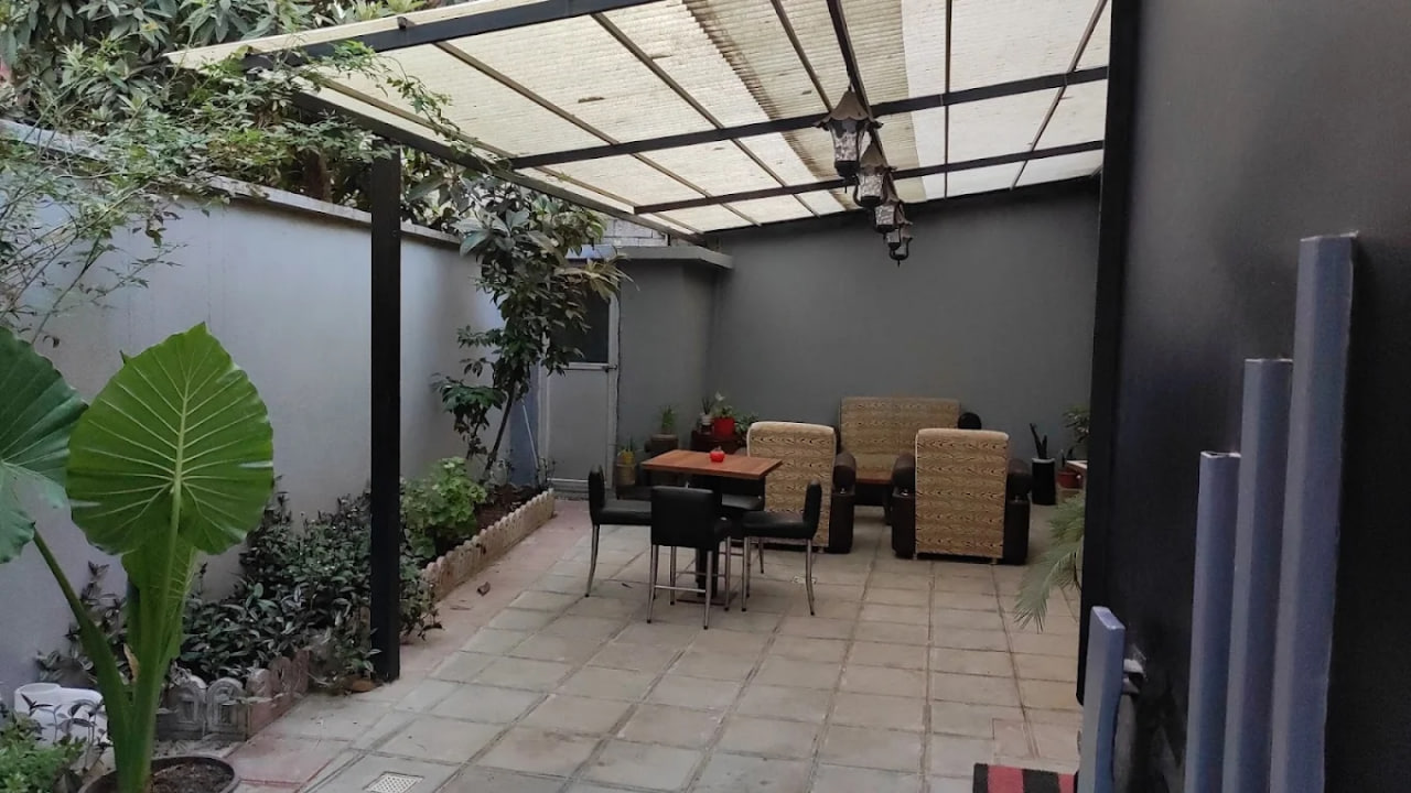 حیاط کافه خشت