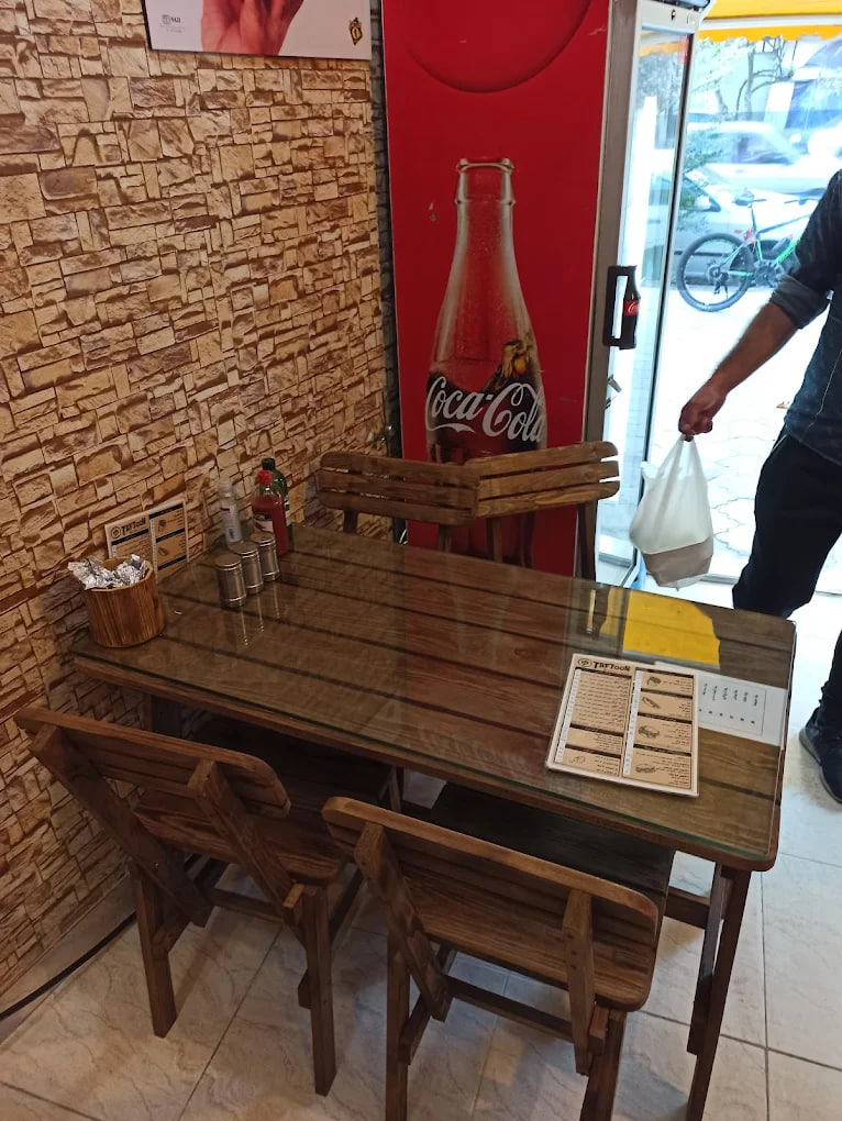 محیط فست فود تافتون