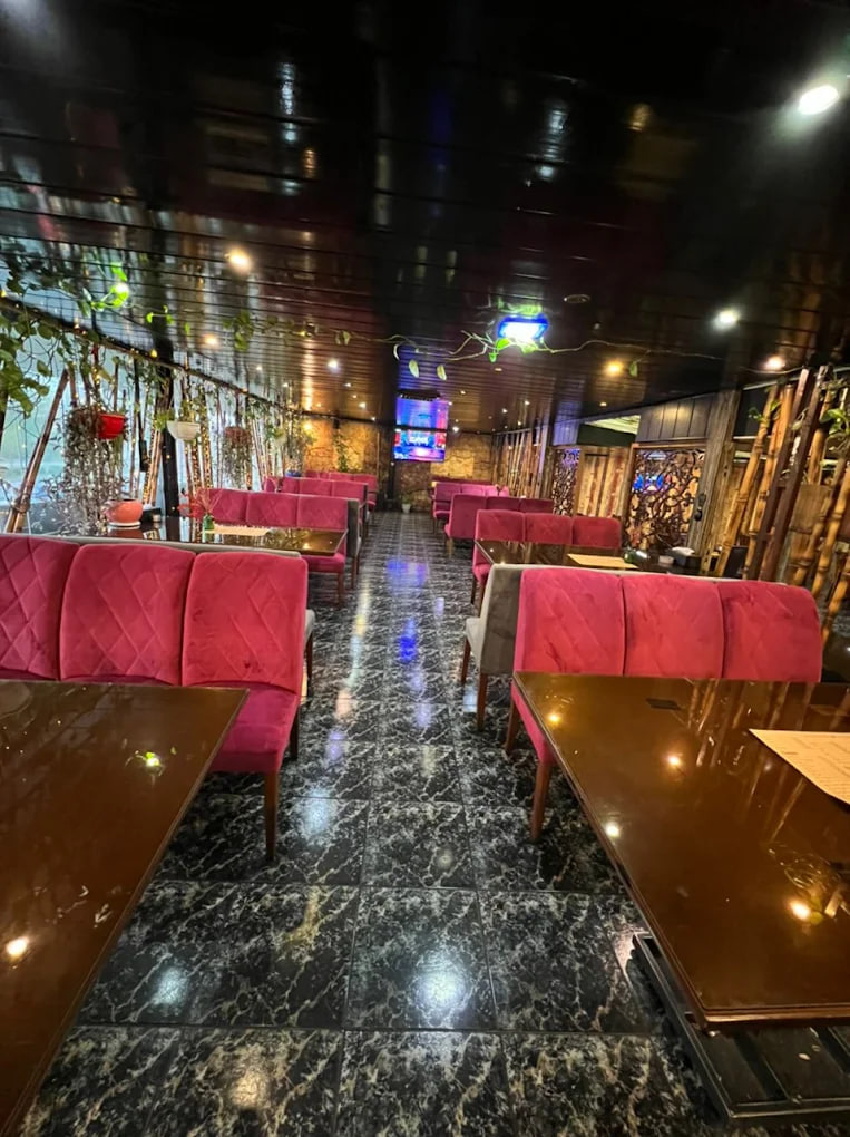 محیط کافه رستوران پاسارگاد رشت