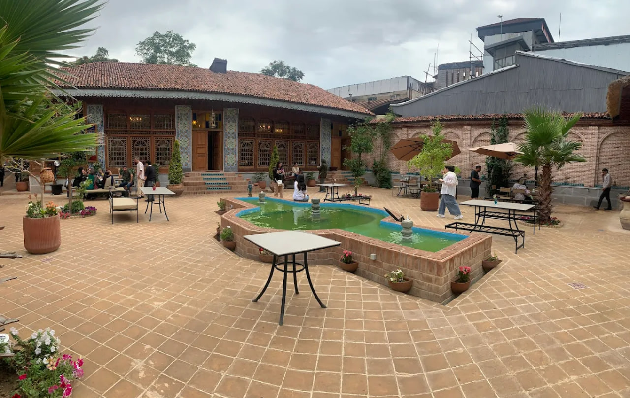 حیاط رستوران عمارت همدانی