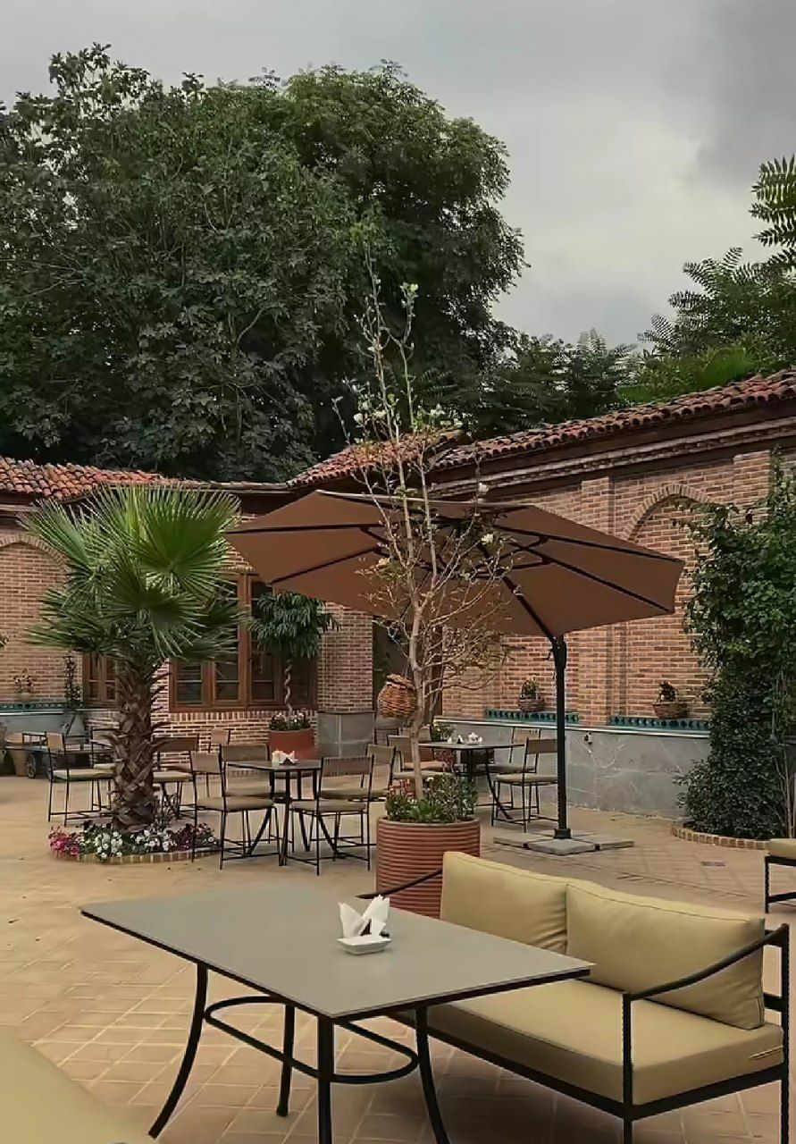 حیاط رستوران عمارت همدانی 1