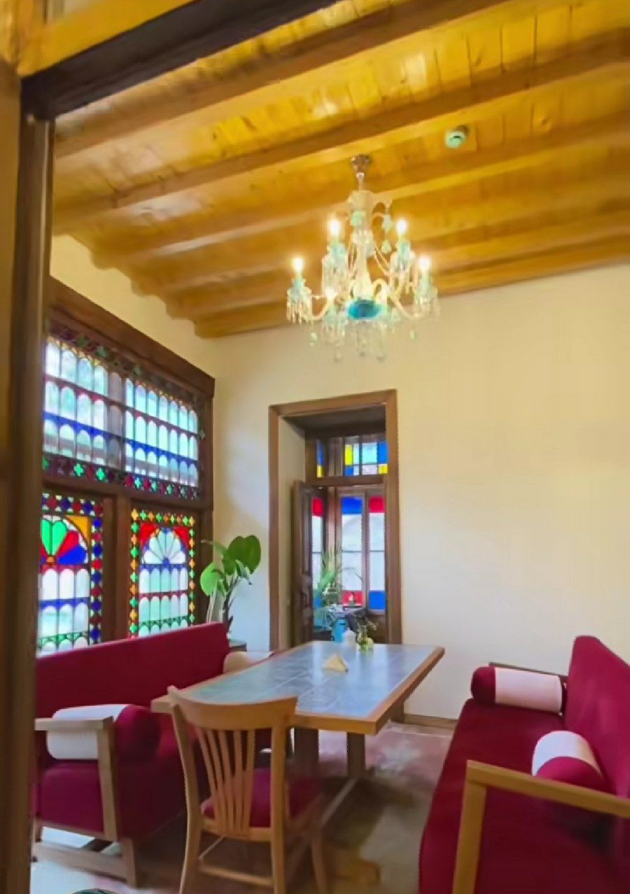 محیط رستوران عمارت همدانی