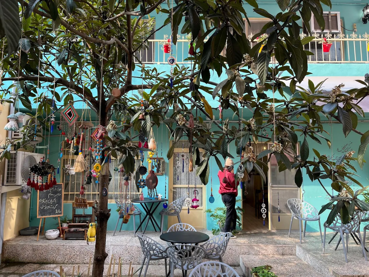 حیاط کافه هزارو چند شب