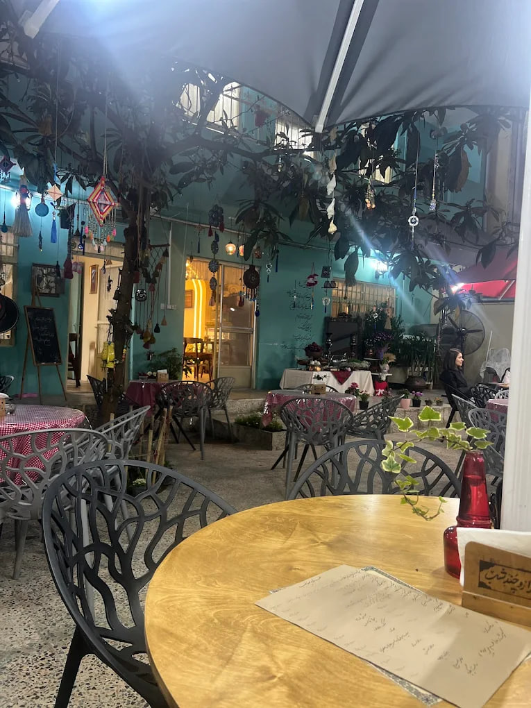 حیاط کافه هزارو چند شب 1