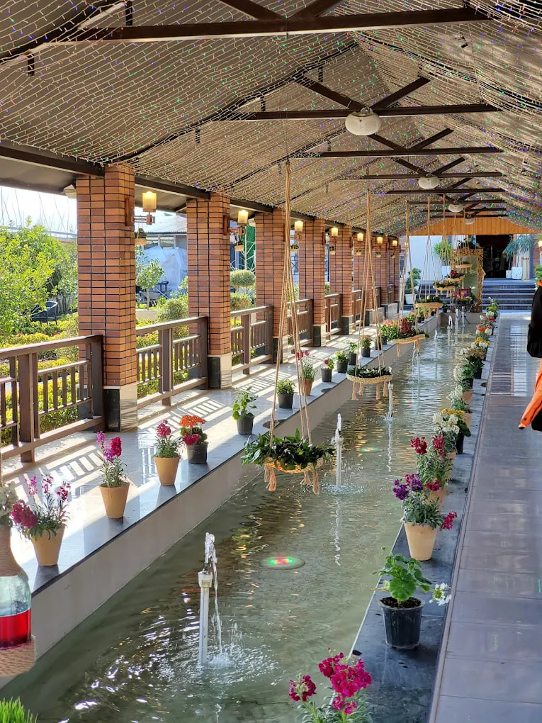 فضای کافه رستوران سارونی