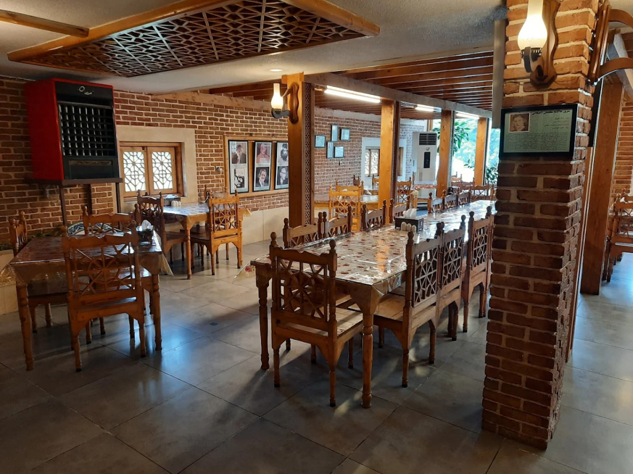 محیط رستوران سنتی کاشف السلطنه اصل