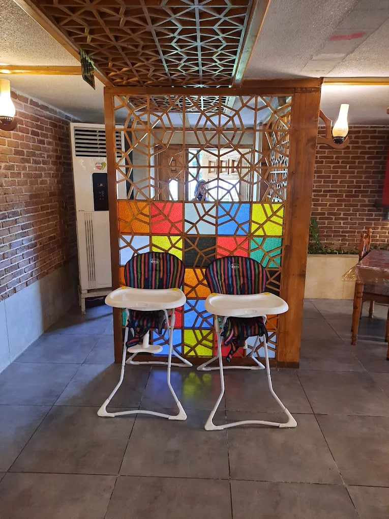 محیط رستوران سنتی کاشف السلطنه اصل 1