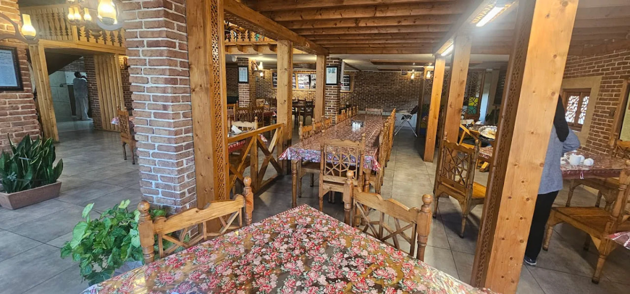 محیط رستوران سنتی کاشف السلطنه اصل 2