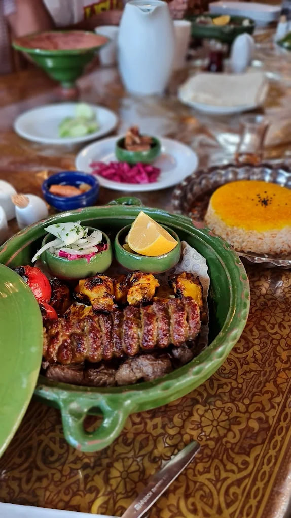 محیط رستوران سنتی کاشف السلطنه اصل