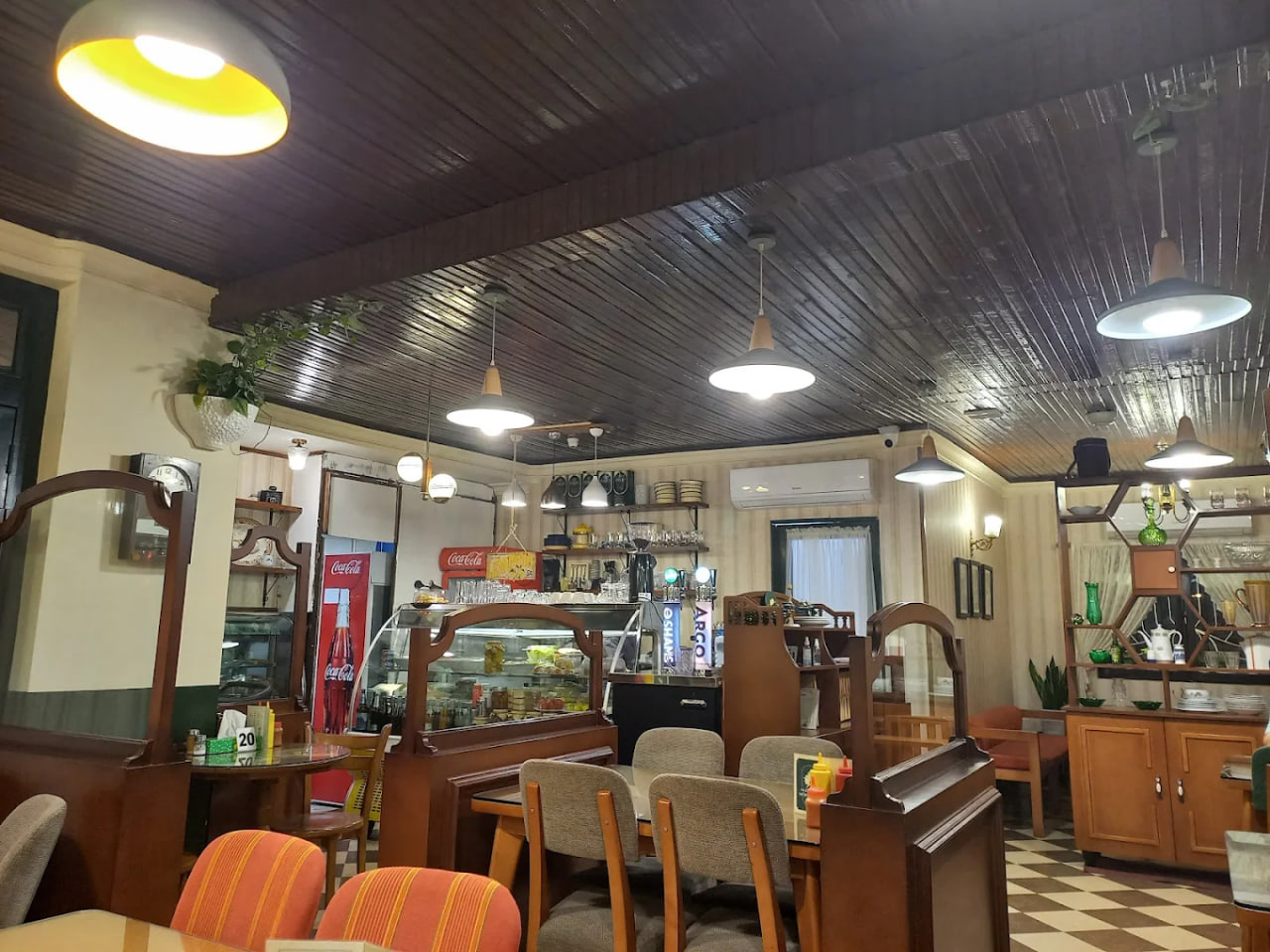 محیط کافه خوراک مادام موسیو رشت