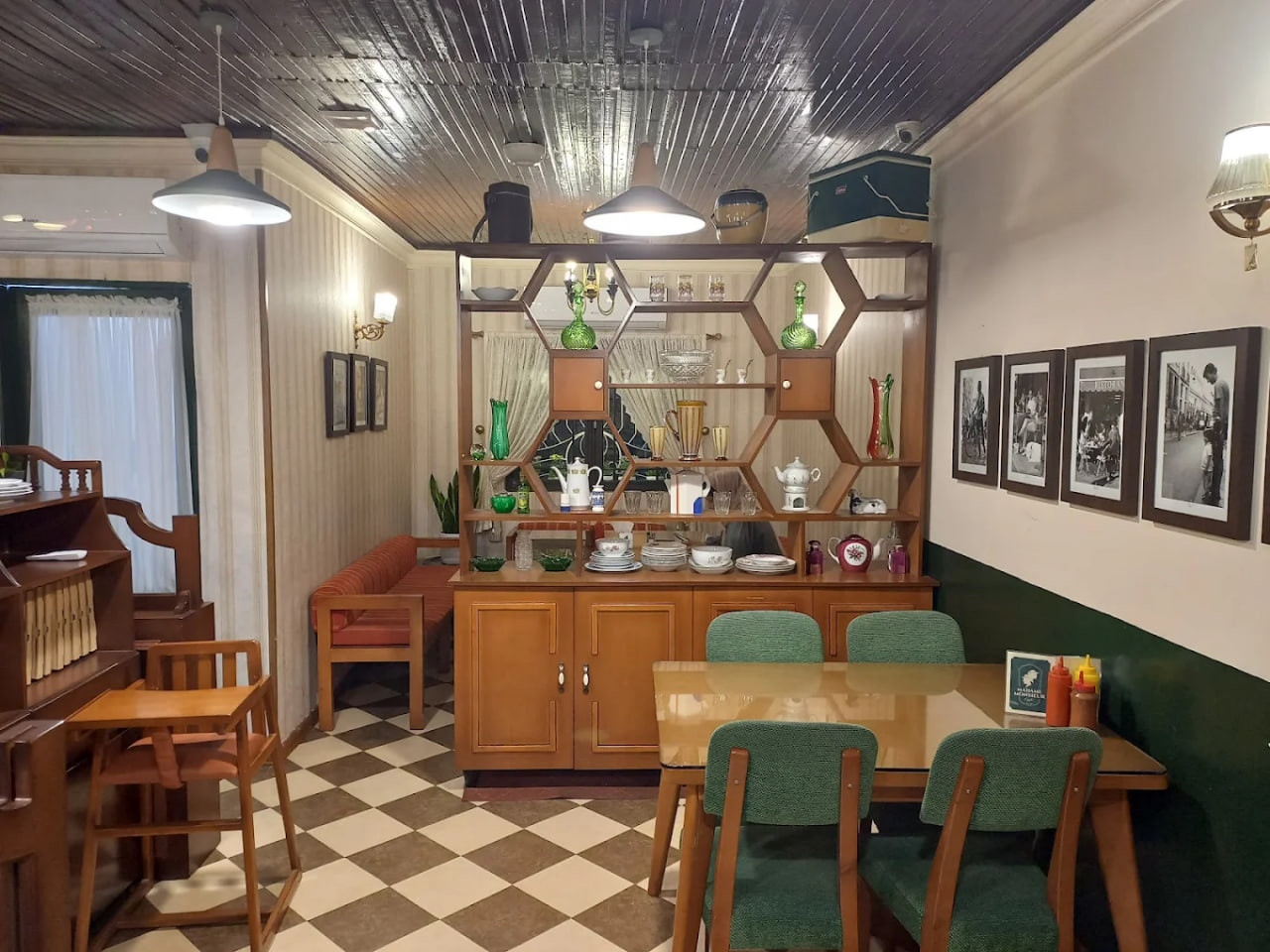 محیط کافه خوراک مادام موسیو رشت 1