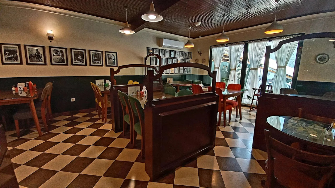 محیط کافه خوراک مادام موسیو رشت 2