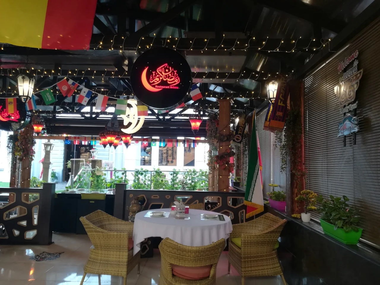 محیط کافه رستوران آریانا