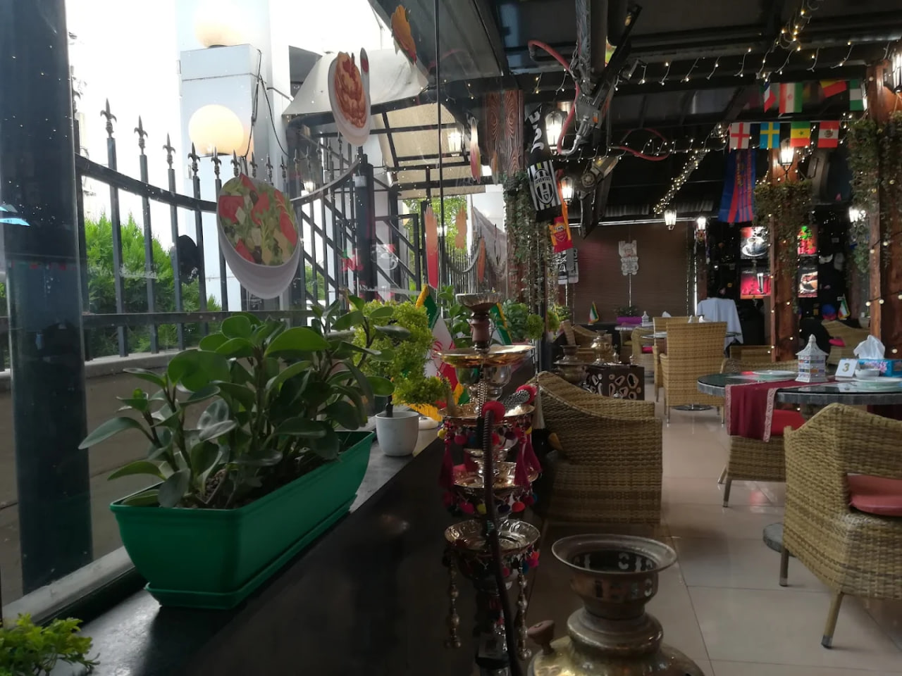 محیط کافه رستوران آریانا 1