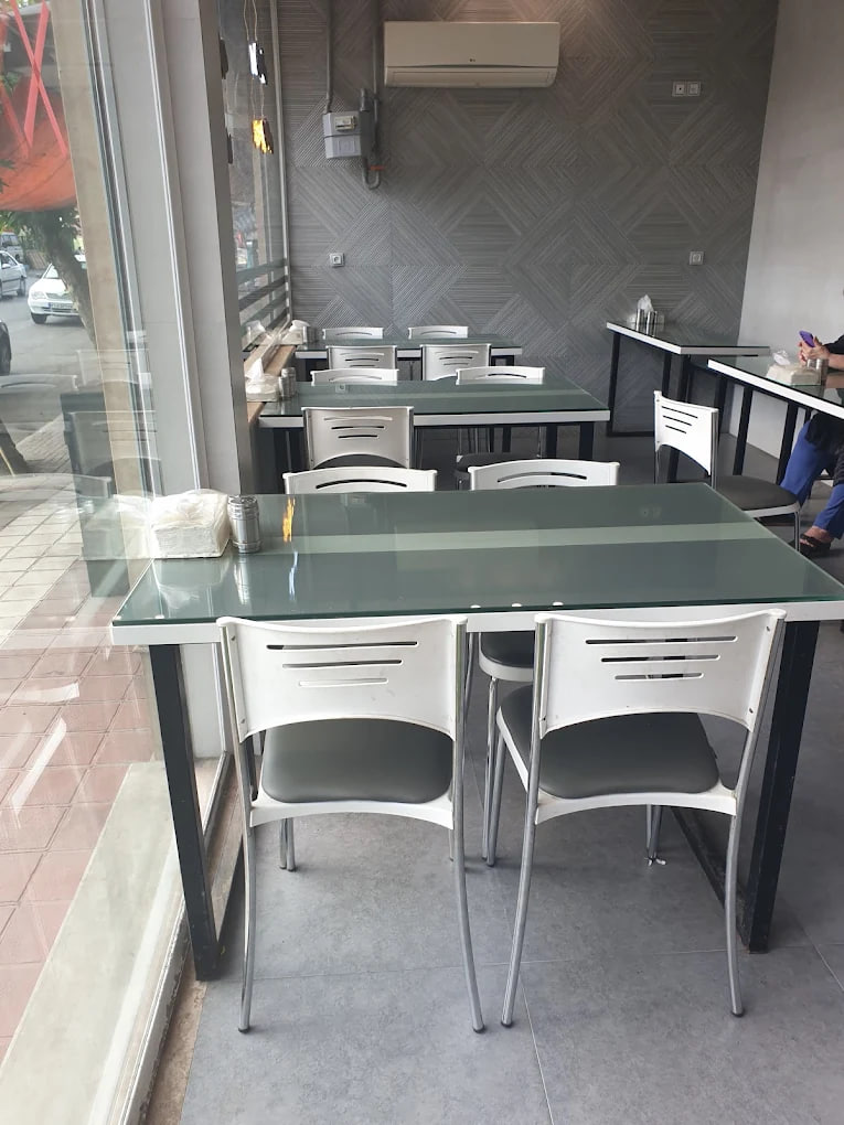 محیط رستوران پورصفر