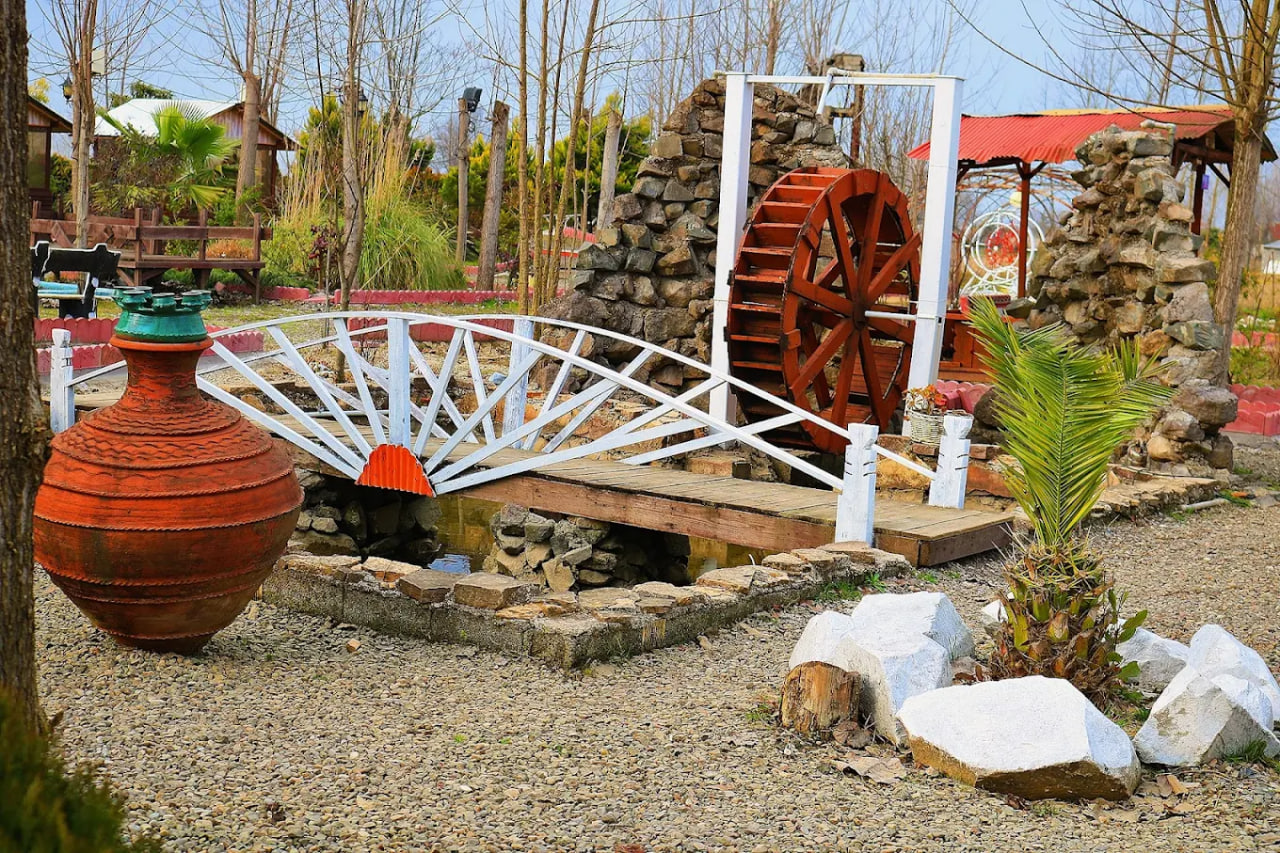 محیط رستوران باغ امپراطور