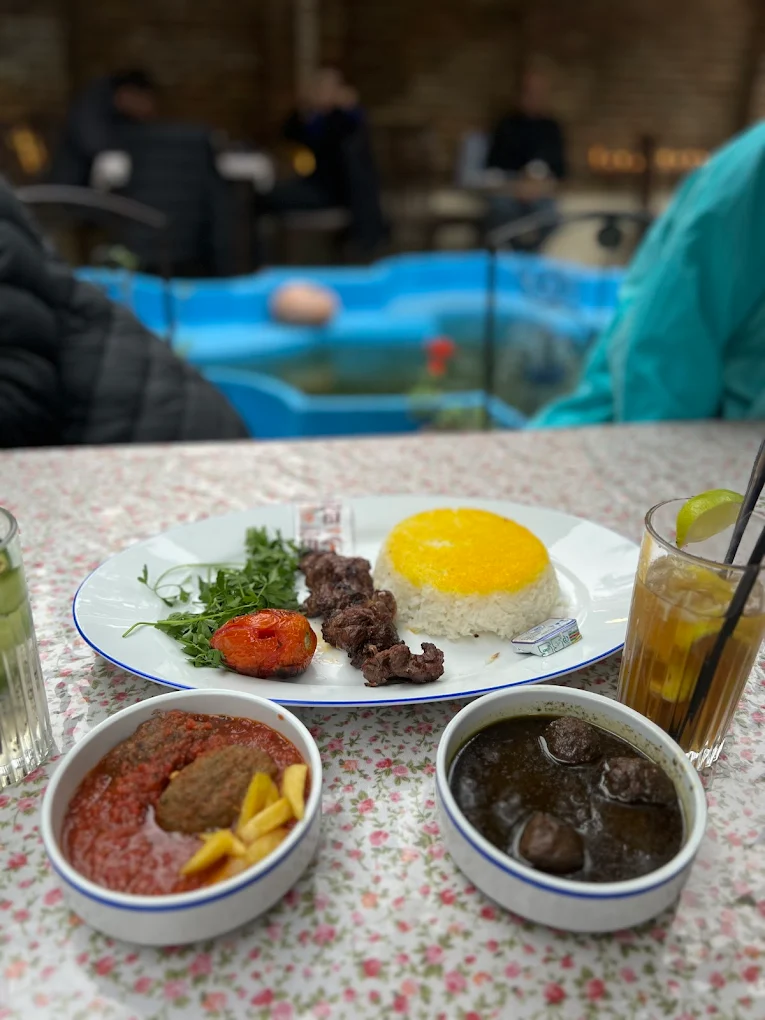 غذای کافه رستوران خونه آقا بزرگ