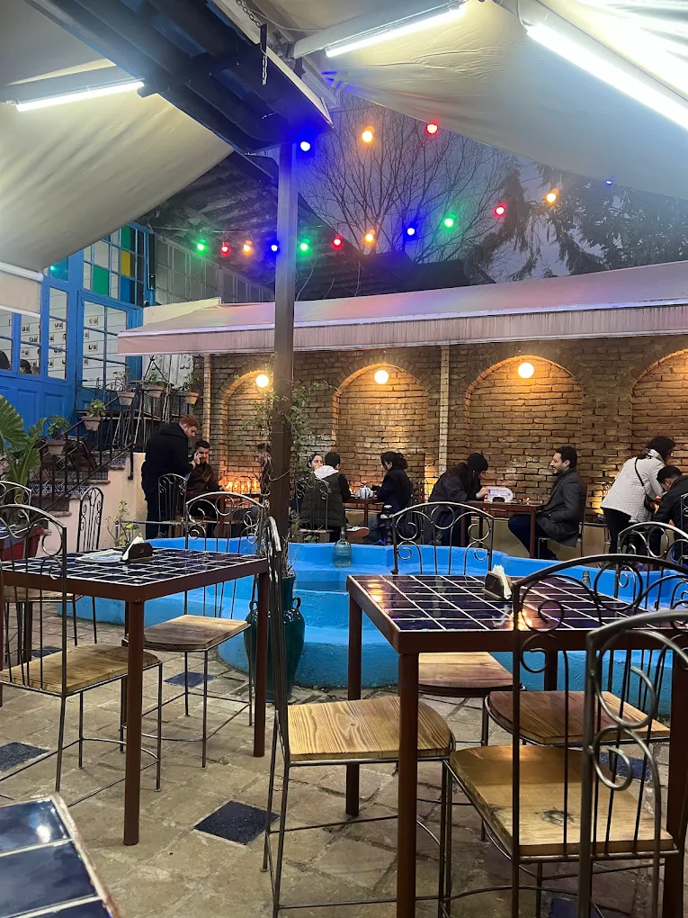 محیط کافه رستوران خونه آقا بزرگ