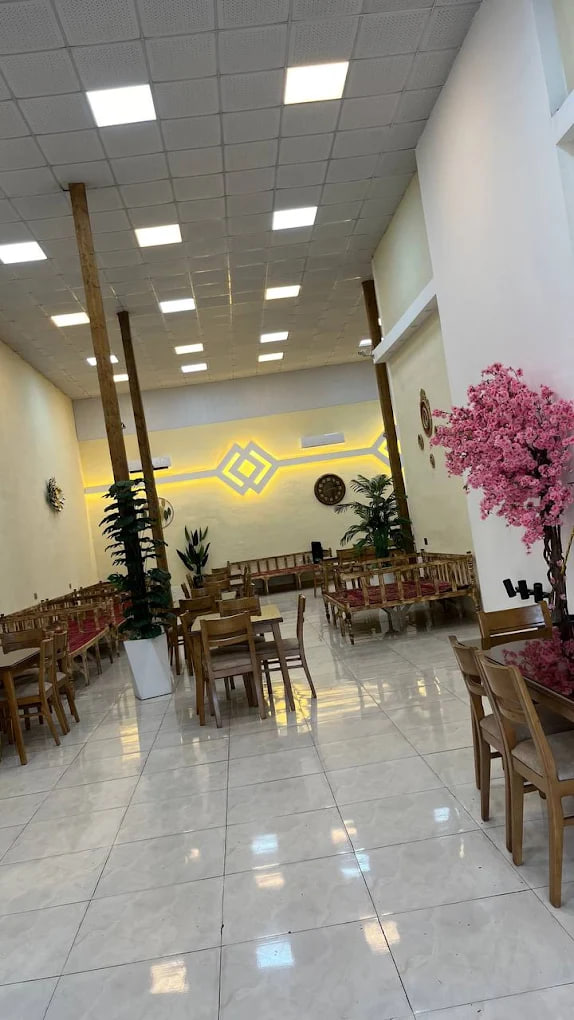 محیط کافه رستوران آوازه