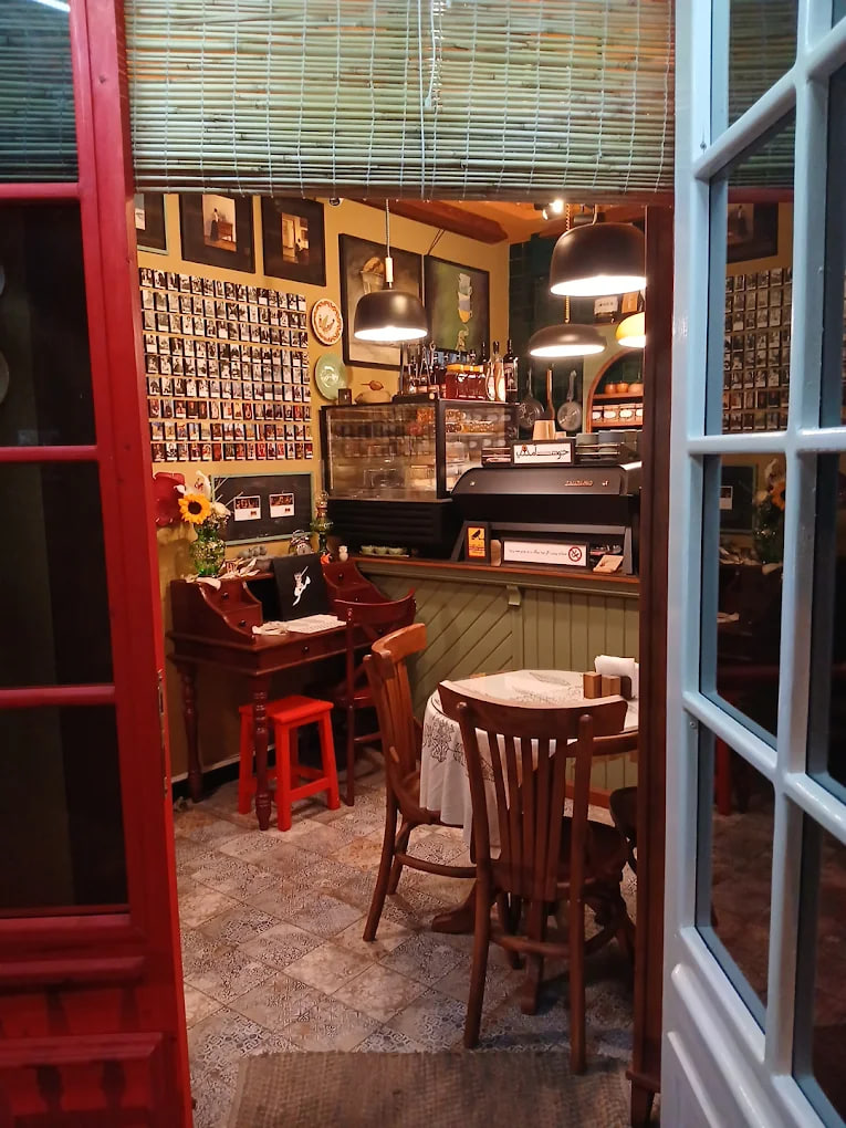 محیط کافه باهمان تنهایان رشت