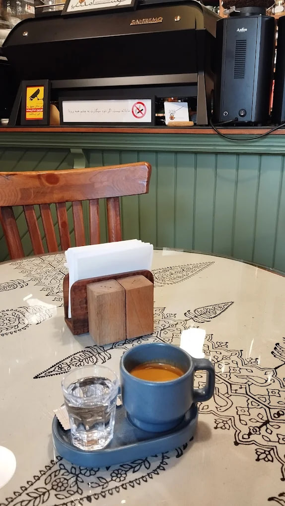 کافه باهمان تنهایان