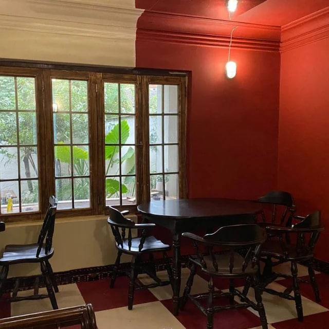 محیط کافه دژم