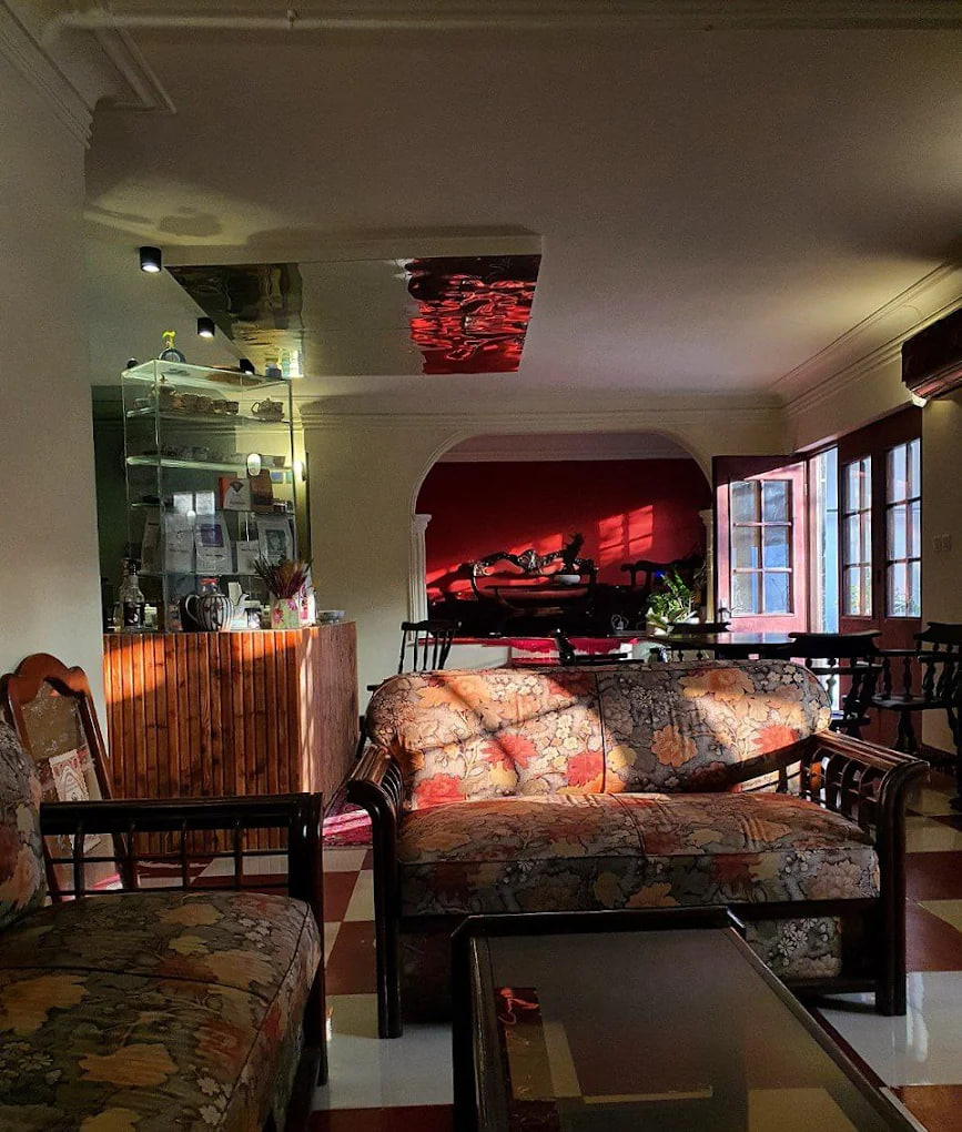 محیط کافه دژم 2